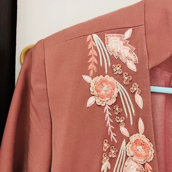 Mauve pink blazer with embroidery and cape sleeves ! - Picture 6 of 11